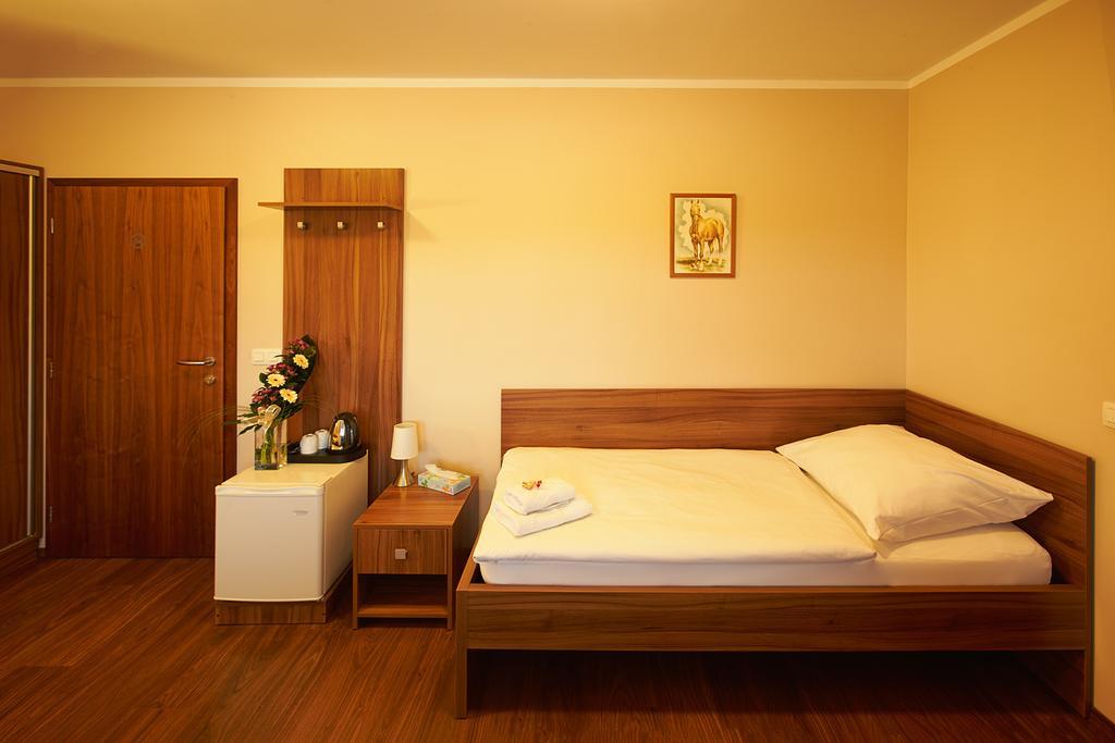 Hotel Horse Riding - Jezdecky Areal Trsice Phòng bức ảnh