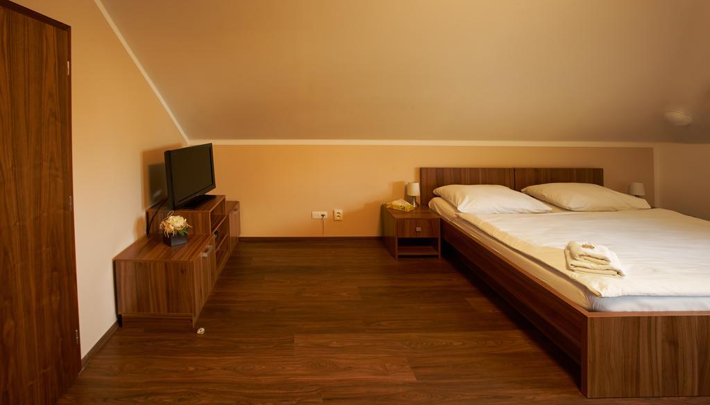 Hotel Horse Riding - Jezdecky Areal Trsice Phòng bức ảnh