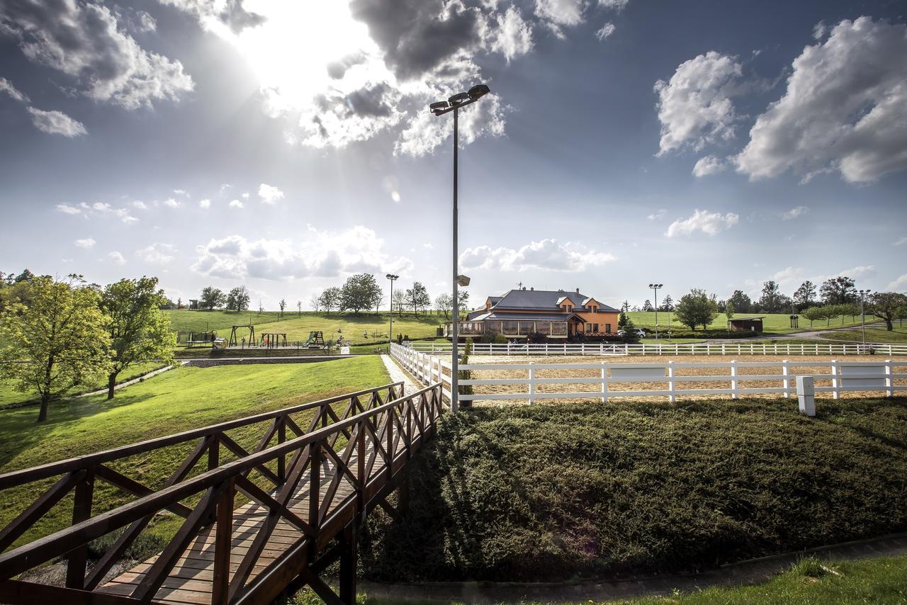 Hotel Horse Riding - Jezdecky Areal Trsice Ngoại thất bức ảnh