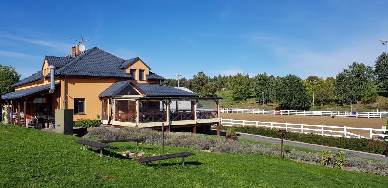 Hotel Horse Riding - Jezdecky Areal Trsice Ngoại thất bức ảnh